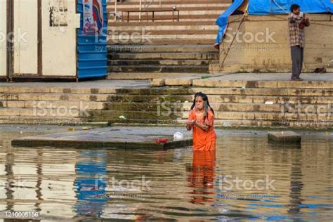 인도 노인 여자 목욕 물 거룩한 Ganga 강 아침에 바라나시 인도 강에 대한 스톡 사진 및 기타 이미지 강 강가의 층계 갠지스 강 Istock