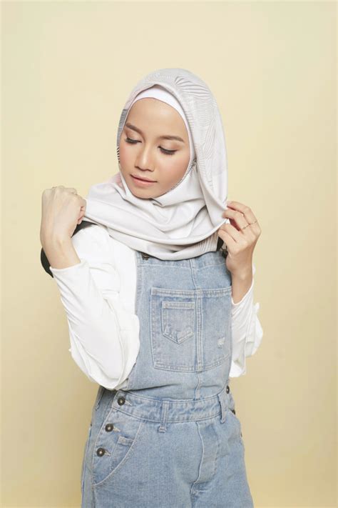 Tutorial hijab segi empat berbentuk pita ini menjadi tren terbaru yang sedang digemari para wanita berhijab saat ini. Tutorial Hijab Segi Empat untuk Gaya Sehari-hari yang Kasual