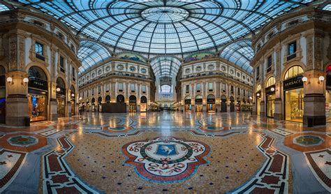 A galleria vittorio emanuele ii que acaba de comemorar seus 150 anos, conecta dois dos mais importantes monumentos de milão: The Vittorio Emanuele Gallery - Gobbi 1842 Milano