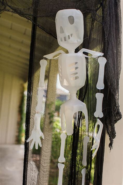 Milk Jug Skeletons Easy Diy Halloween Decoration Diy Skeleton Decor