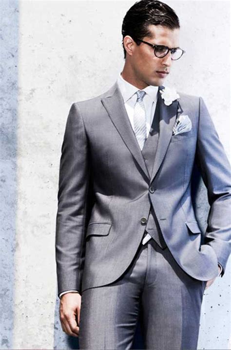 L'originale ed elegante collezione non bridal 2014 di abiti da sposa. Giorgio Armani presenta gli Abiti da Sposo 2012 per un ...