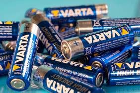 Varta ag is a german company manufacturing batteries for global automotive, industrial, and consumer markets. Varta-Aktie: Schatzgräber-Stimmung im Schwabenland: BÖRSE ...