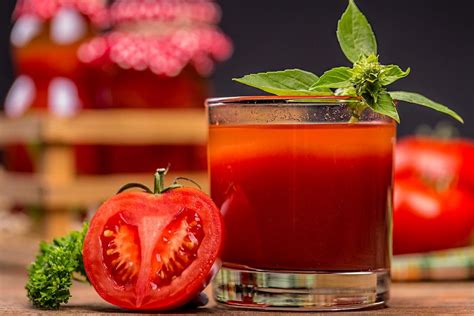 Cuci 2 buah jahe kemudian kupas dan iris tipis untuk menghangatkan tubuh di malam hari. Khasiat Jus Tomat Rebus - Rasa manis, asam dan juga es ...