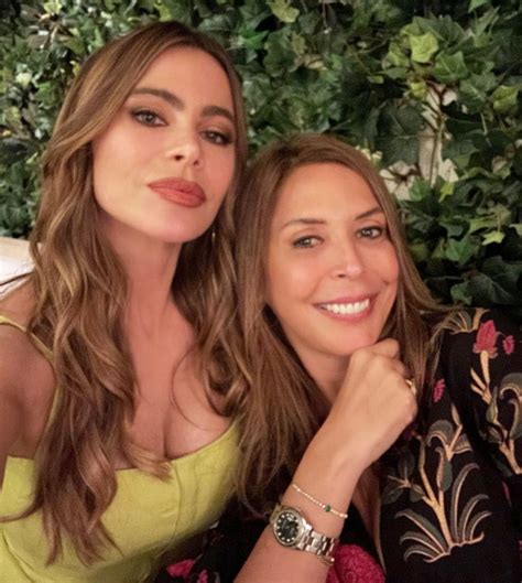 Agts Sofia Vergara Shows Off Major Cleavage In Skintight Yellow Dress As She Poses With Pal In