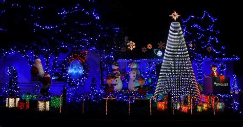 This Custom Synchronized Christmas Lights Display Is Incredible
