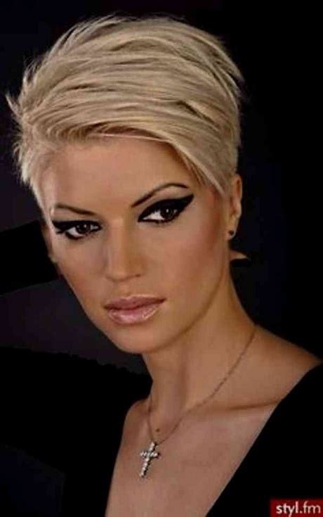 20 idees coupes et coiffures pour les cheveux blancs. Coupe de cheveux femme 50 ans avec lunettes cheveux fins ...