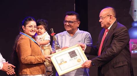 রাজ্যকে কোলে নিয়ে সেরা অভিনেত্রীর পুরস্কার নিলেন পরী Porimoni Youtube