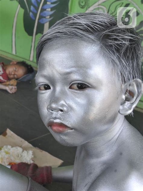 6pm score deals on fashion brands FOTO: Potret Ibu dan Anak Mengamen Jadi Manusia Silver ...