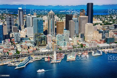 Seattle water sports ei tegutse valdkondades sporditarbed, ostlemine, paadid. Seattle Waterfront And Skyline Aerial View Stock Photo ...