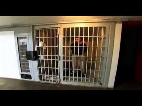 Der basler fotograf peter schulthess gibt intime einblicke in die zellen von schweizer gefängnissen. Hölle Gefängnis - Der Gefängniskrieg - YouTube