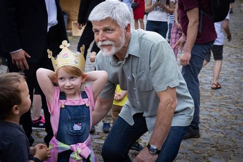 FOTO Prezident Petr Pavel se setkal s dětmi v zahradách Hradu