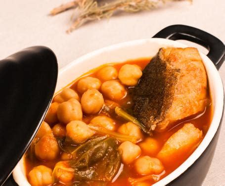 Dopodiché' cuocerli in abbondante acqua con carota sedano e cipolla, una volta cotti passare al cutter e setacciare in uno chinoix a maglia fine. Baccalà coi ceci: la ricetta per preparare il Baccalà coi ceci
