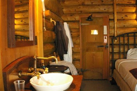 Mountain hotel with 2 restaurants, near old faithful. Room interior - Picture of Old Faithful Inn, Yellowstone ...