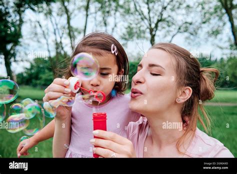 Madre E Hija Haciendo Burbujas Fotos E Imágenes De Stock Alamy