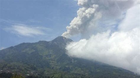 gunung merapi meletus lagi muncul gas setinggi 1 200 meter berbahaya kah id