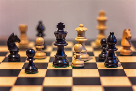 Am anfang war da nur ein kurzer blick zu mir / ein lächeln auf ihrem gesicht / dann strichen ihre finger durch ihr langes, schwarzes haar / vielmehr tat sie nicht / doch für mich Schach matt Foto & Bild | stillleben, figuren und ...