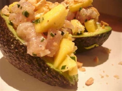Avocat farci au tartare de thon mangue verte