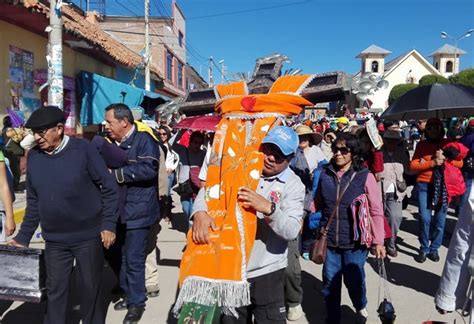 Puno Pobladores De Huancané Celebran La Fiesta De Las Cruces