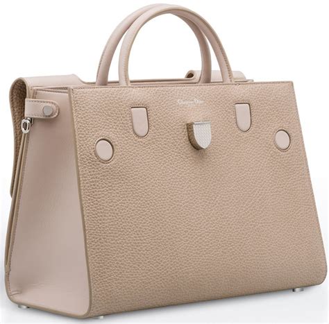 Bu dior wallet için harika tekliflerden yararlanın ve günlük ihtiyaçlarınızı şık bir şekilde taşıyın. Dior Bags New Prices | Bragmybag