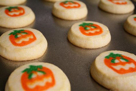 If you're trying to get a jump on the holiday baking and want to freeze these cookies and decorate them at a later time, there are a few hard and fast rules you should follow: orange Halloween cookies sweet yum cookie bake baking ...