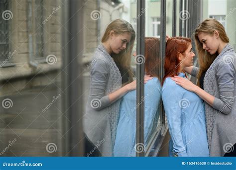 Portrait De Deux Lesbiennes Debout Dans La Rue Et Se Touchant Doucement