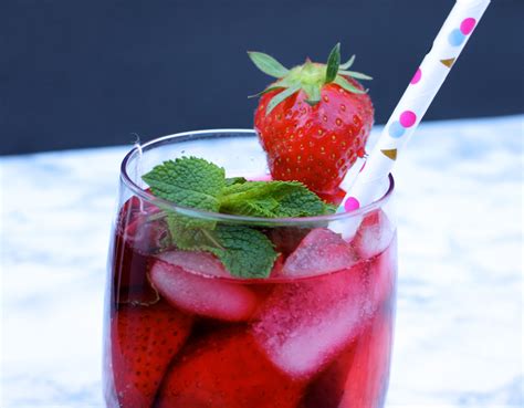 Hibiscus Iced Tea With Strawberries Refreshing Drinks Yummy Drinks