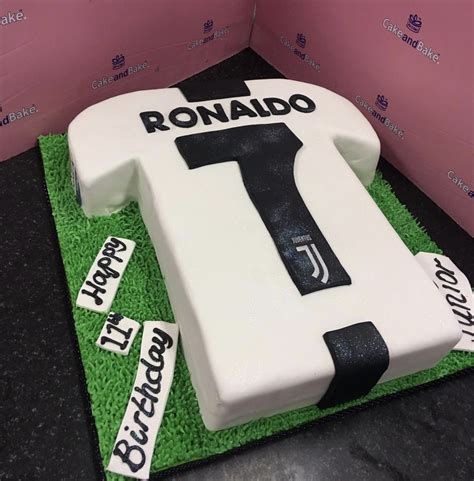 Cristiano ronaldo celebra un gol con la juventus. Juventus Soccer XLarge Shirt - Cake And Bake