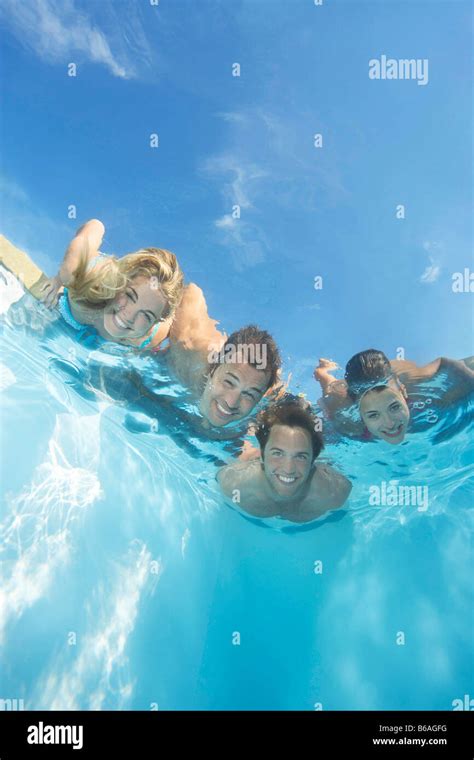 Vier freunde schwimmbad urlaub Fotos und Bildmaterial in hoher Auflösung Seite Alamy