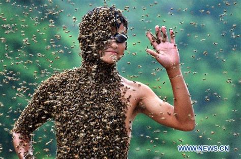 Man Covered With 26kg Bees Wins Bee Contest In C China Cn
