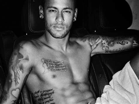 Neymar Publica Foto Sensualizando S De Toalha A Gazeta