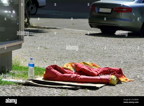 Homelessness Horizontal Hi Res Stock Photography And Images Alamy
