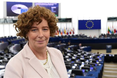 Cinsel sağlık, üreme sağlığı ve trans meselelerindeki aktivizmiyle tanınan de sutter yeni göreviyle ilgili twitter'da şunları yazdı: De Sutter dan toch minister voor Telecommunicatie, maar ...