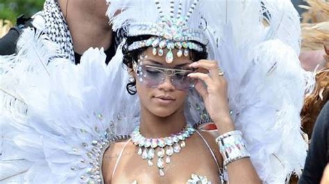 rihanna desfila de biquíni no carnaval de barbados vagalume