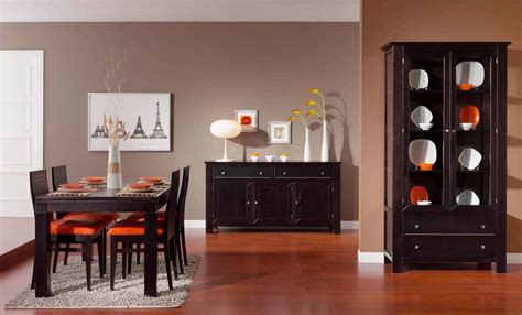 Es un comedor fresco que se mezcla con la sala de estar para poder darle más uso. Diseño de interiores: Decoración del comedor
