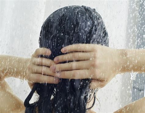 Choosing to wash in cold or hot water is not just about saving money, there are several key aspects to consider when putting your load on. How To Wash Your Hair The Right Way? Should I Use Hot Or ...