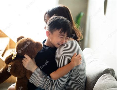 Madre Japonesa Consolando A Su Hijo Foto Premium