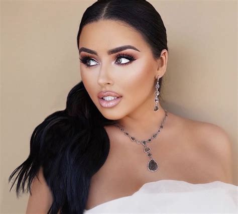 the luxury lifestyle list abigail ratchford leading american model and ‘the queen of instagram