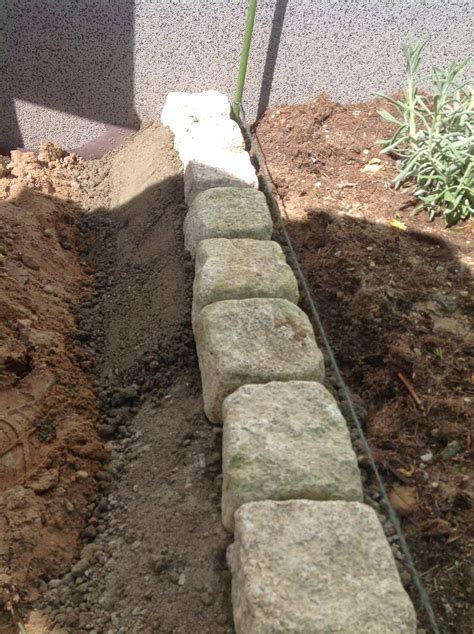 Hohe rasenkantensteine aus beton sollten mit beton verlegt werden. Unsere Stadtvilla Bautagebuch: Beetabgrenzung bzw ...