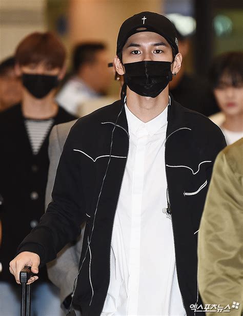 어깨에는 세 개의 관절이 있다. 엑's HD 화보 워너원 옹성우-강다니엘 '美친 카리스마 비주얼'