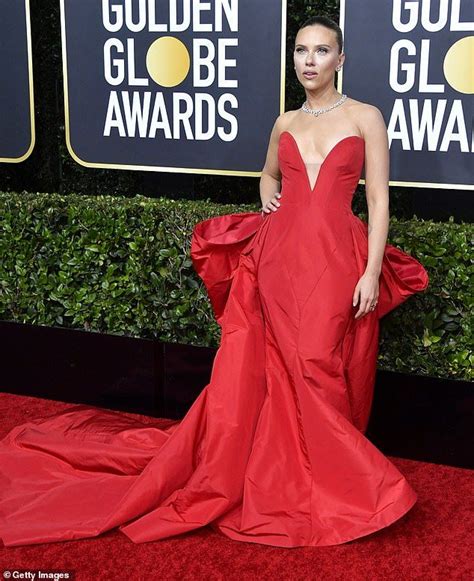 Scarlett Johansson Dons Plunging Red Vera Wang To The Golden Globes