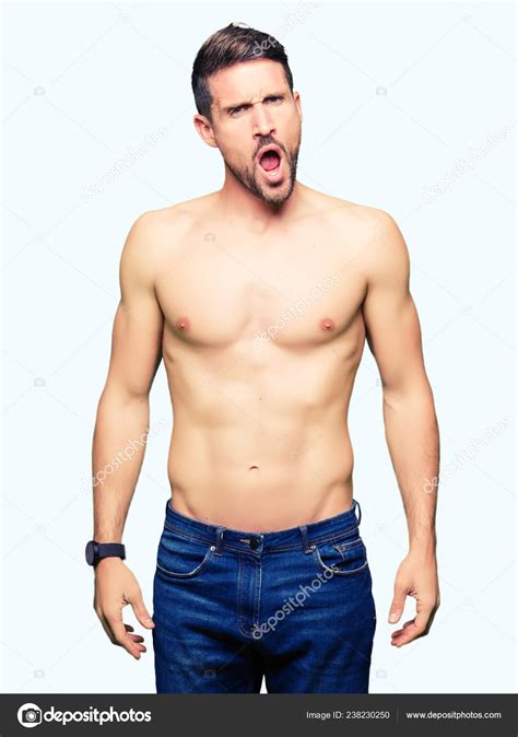 Hombre Guapo Sin Camisa Mostrando Pecho Desnudo Cara Choque Mirando Fotograf A De Stock