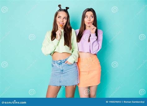 Foto De Dos Damas Bastante Graciosas Agarrar Manos Lollipop Buen Humor Dulces Adictos Lamiendo