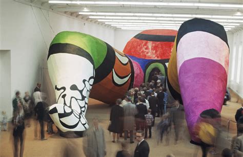 Genehmigung Humanistisch Junge Dame Mostra Niki De Saint Phalle Torino