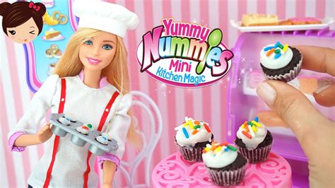 También hay muchos juegos de cocina en los que puedes hacer deliciosos tentempiés. Barbie Cocina Pasteles de Verdad con Yummy Nummies - Juego ...
