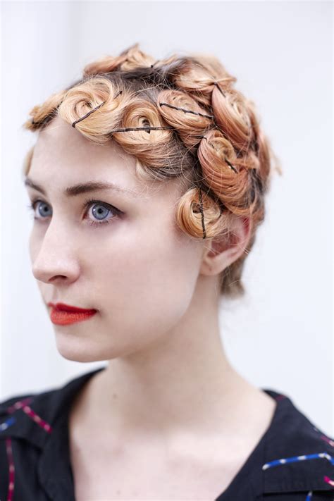 This Easy Diy Proves Anyone Can Do Pin Curls Like A Pro Vintage Hairstyles Curled Hairstyles