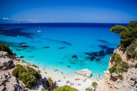 Sardinië is een italiaans eiland in de middellandse zee. Bekijk hier de beste tips voor je Sardinië vakantie ...