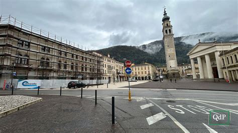 Piazza Marconi A Valdobbiadene Si Rif Il Look In Centro Possibile