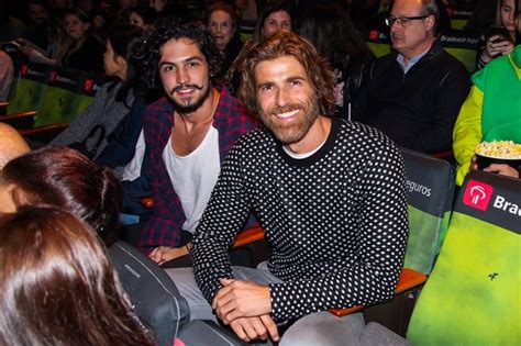 Mas o ator deixou a trama para entrar no elenco de #adonadopedaço como régis, no lugar dele foi escalado o ator #romuloestrela! Que dupla! Reynaldo Gianecchini e Gabriel Leone vão ao ...