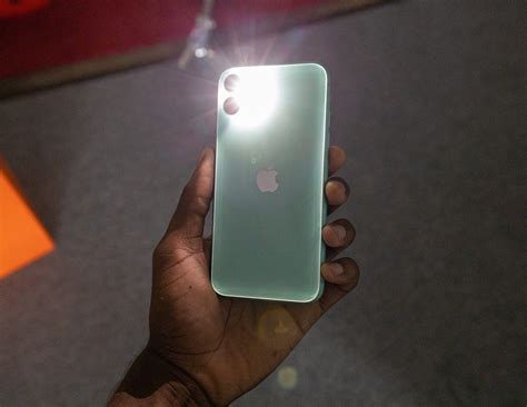 How do i turn off the flashing light on my iphone 11? How to Turn ON Flashlight on iPhone 11/Pro/ProMax - iPSWBETA