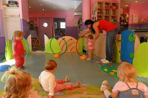 A place where babies are looked after wh.: Crèche municipale